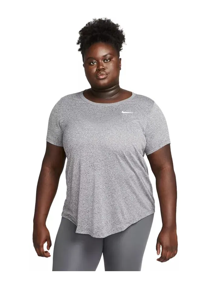 Женская футболка с короткими рукавами Active Dri-FIT больших размеров с логотипом Nike — изображение 1 из 5, черный///белый