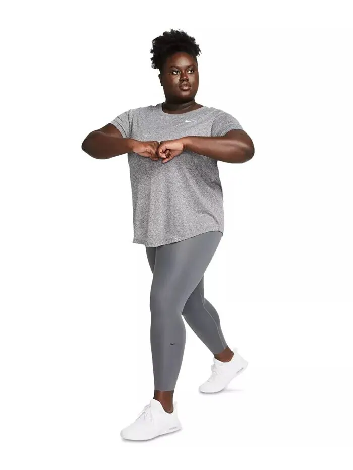 Женская футболка с короткими рукавами Active Dri-FIT больших размеров с логотипом Nike — изображение 4 из 5, черный///белый