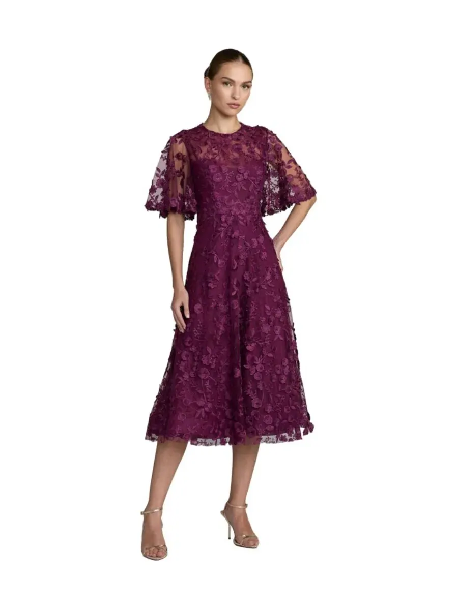 Платье миди с вышивкой и рукавами-крылышками, Petite Flutter Sleeve Embroidered Midi Dress Mac — изображение 1 из 3, баклажан