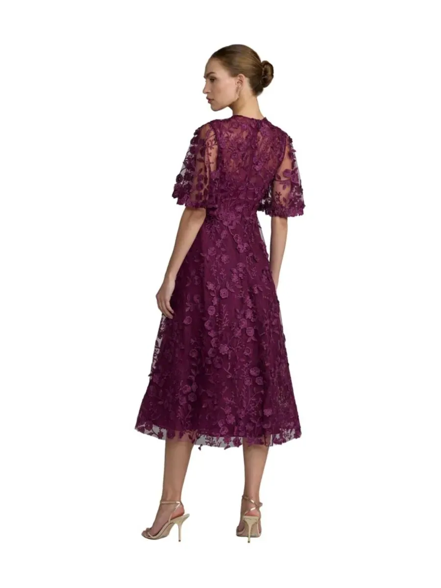 Платье миди с вышивкой и рукавами-крылышками, Petite Flutter Sleeve Embroidered Midi Dress Mac — изображение 2 из 3, баклажан