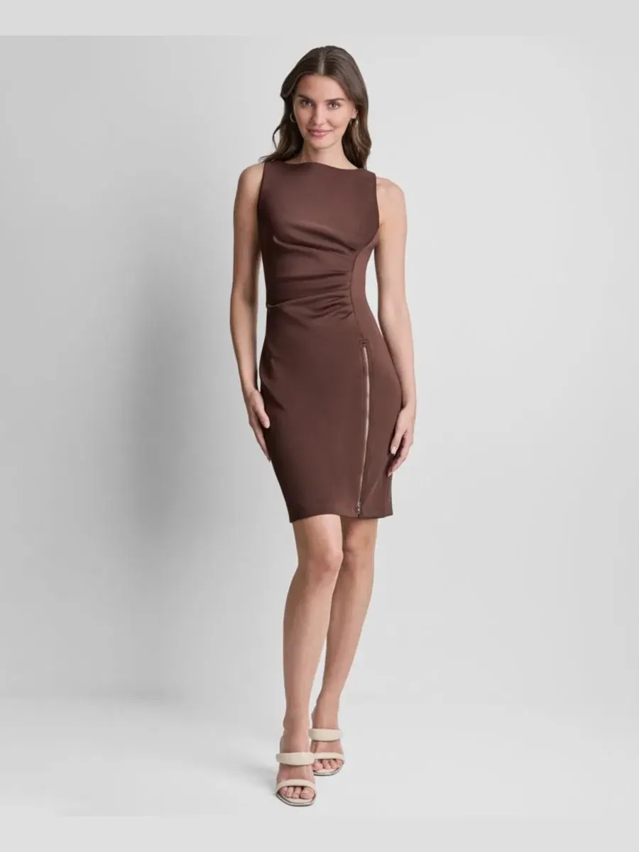 Платье-футляр без рукавов с драпировкой DKNY