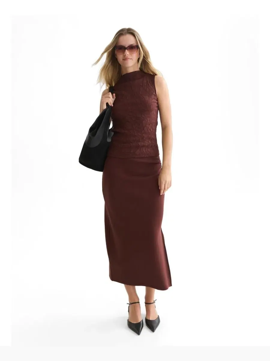 Топ без рукавов с плиссировкой, модель Embossed Pleat Mock Neck SCOTCH & SODA — изображение 2 из 5, шоколадный