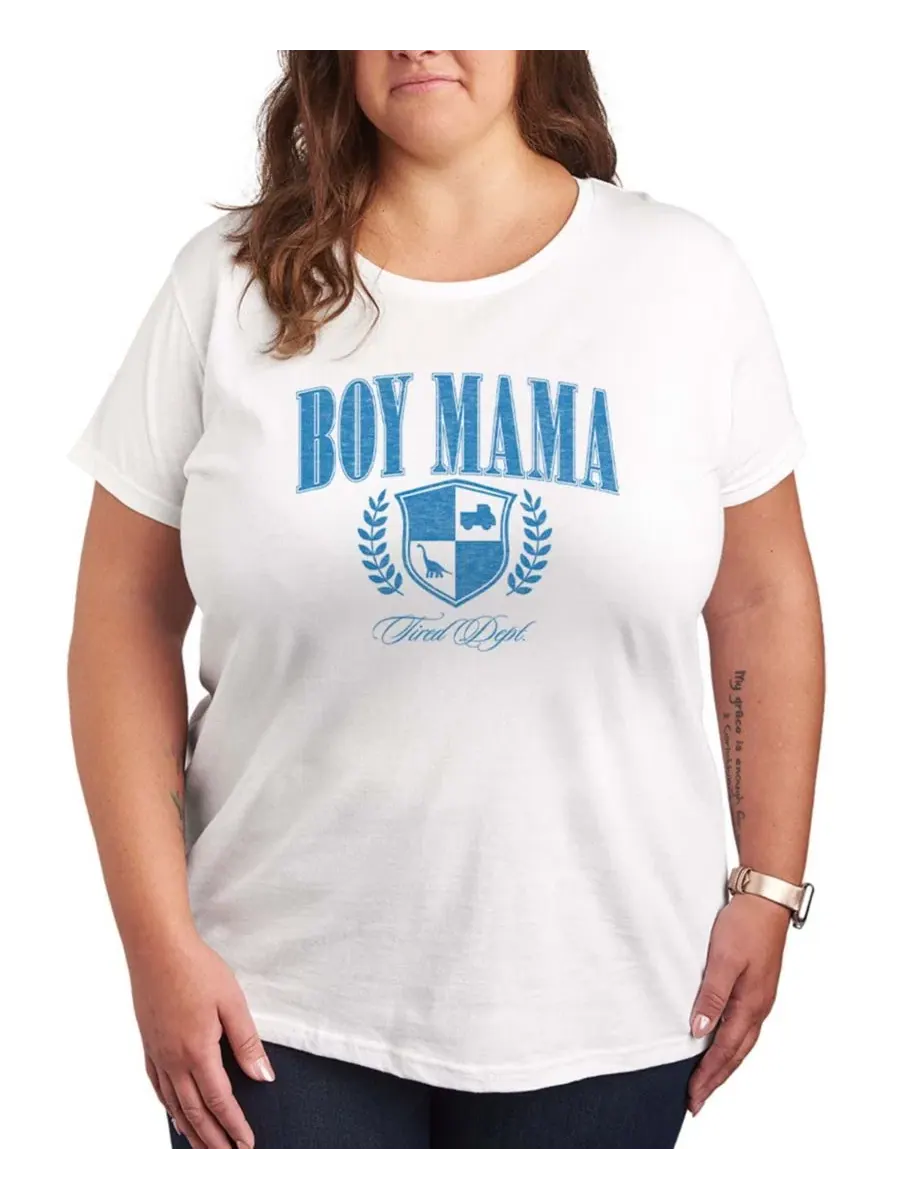 Футболка с графическим принтом Boy Mama Collegiate Plus Size Hybrid Apparel — изображение 1 из 3, белый