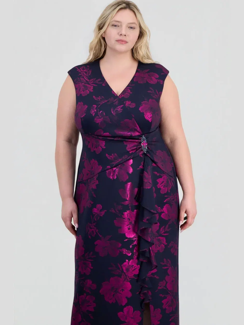 Платье-макси с рюшами и брошью, модель Ruffled Brooch-Embellished Dress Connected — изображение 2 из 5, темно-синий