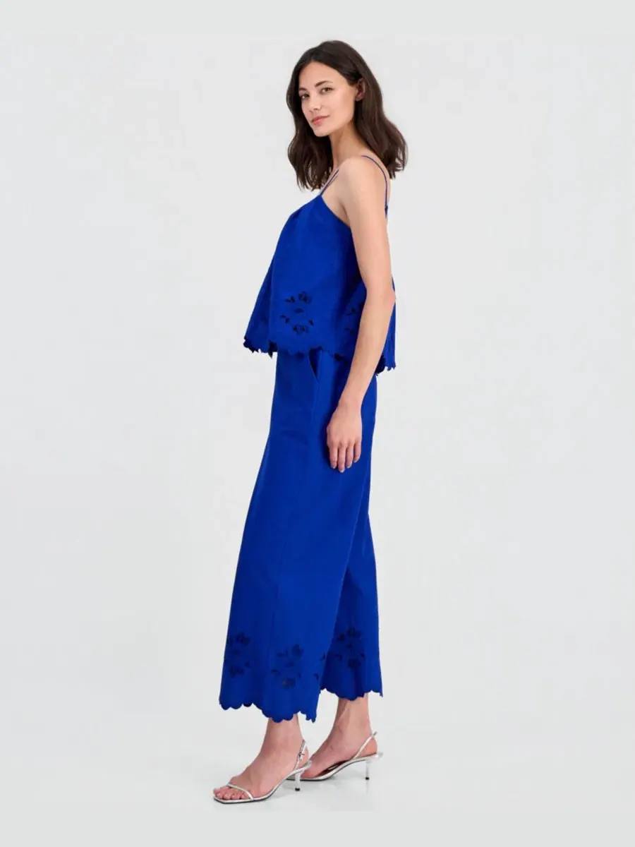 Топ с вырезом и тонкой вышивкой, модель Cutwork-Hem On 34th — изображение 2 из 4, синий