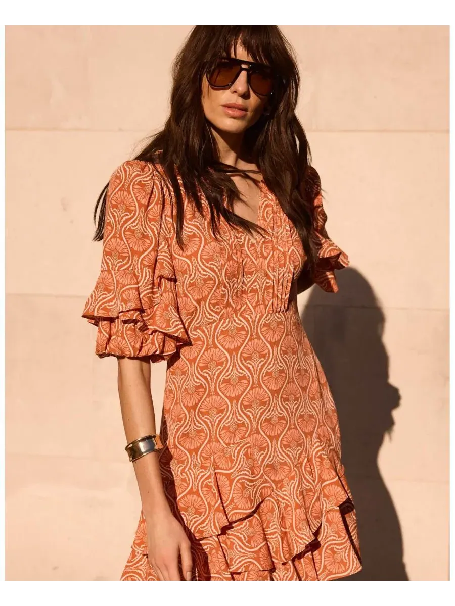 Платье мини с рюшами и V-образным вырезом, модель Printed Ruffle V-Neck Mini Dress Mint Velvet — изображение 2 из 3