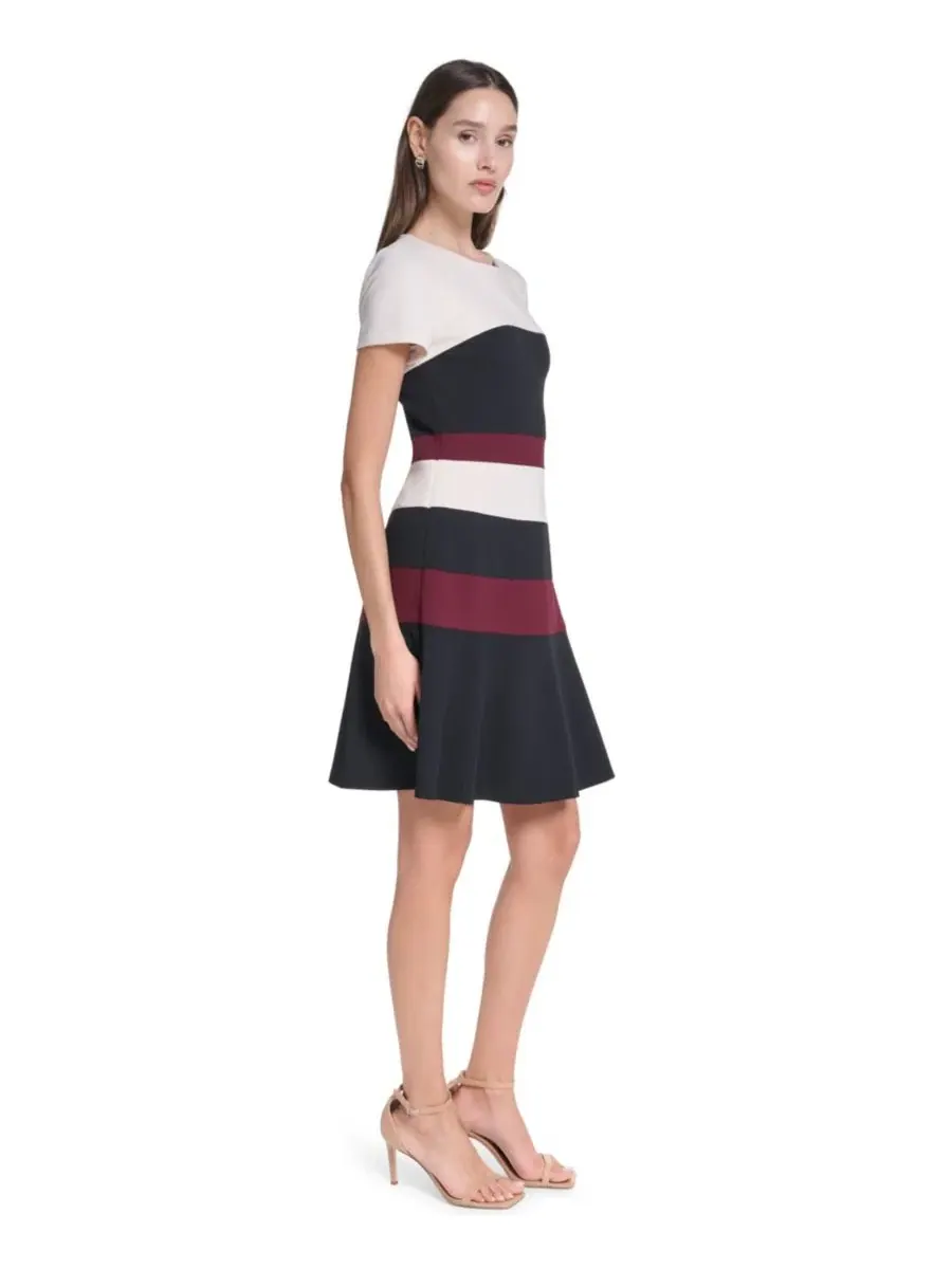 Платье-футляр с коротким рукавом и цветовым блоком Tommy Hilfiger — изображение 2 из 5, белый/черный