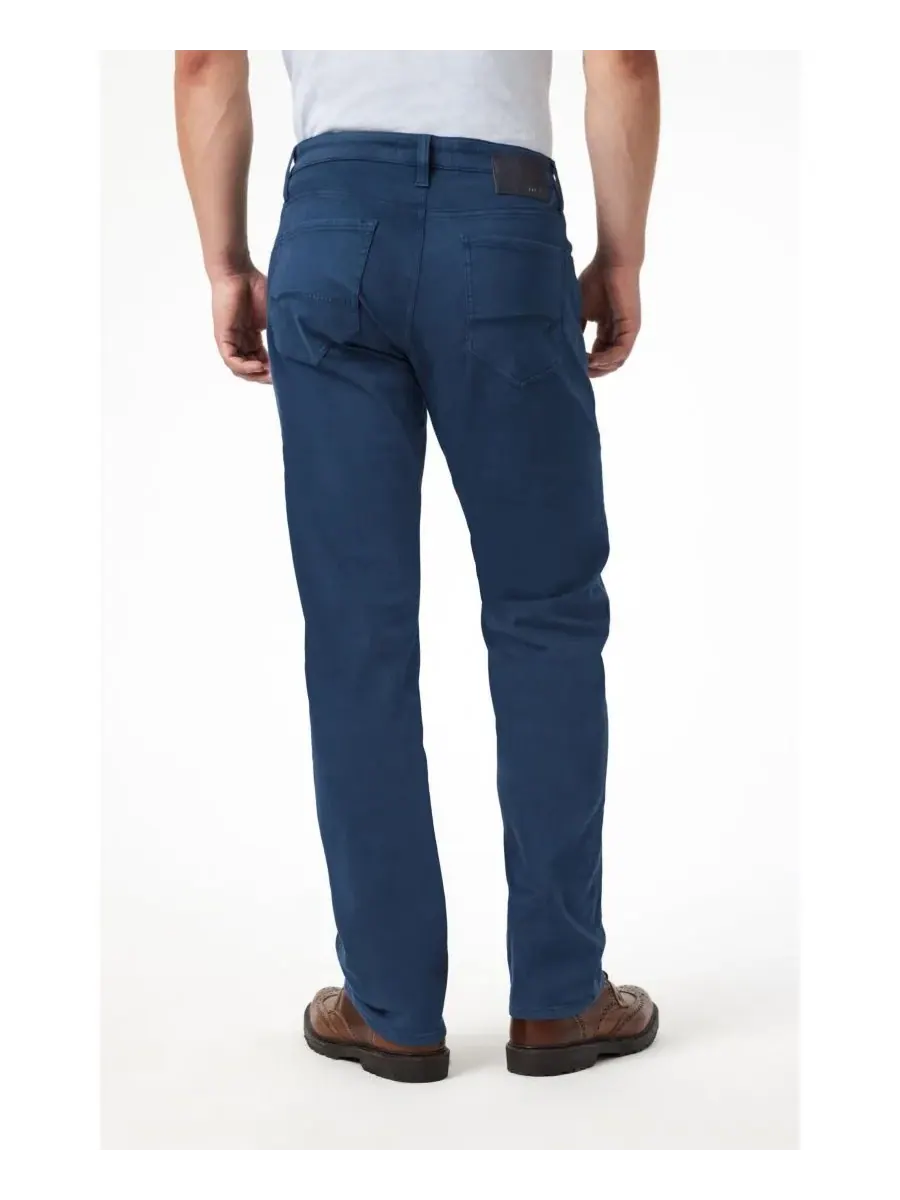 Mavi Jeans Мужские повседневные брюки Zach прямого кроя из саржи цвета «небесный» — изображение 3 из 6, индиго