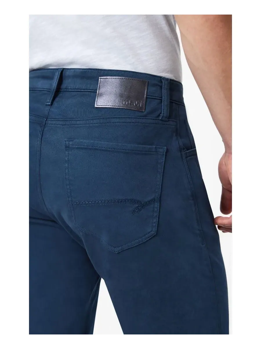 Mavi Jeans Мужские повседневные брюки Zach прямого кроя из саржи цвета «небесный» — изображение 4 из 6, индиго