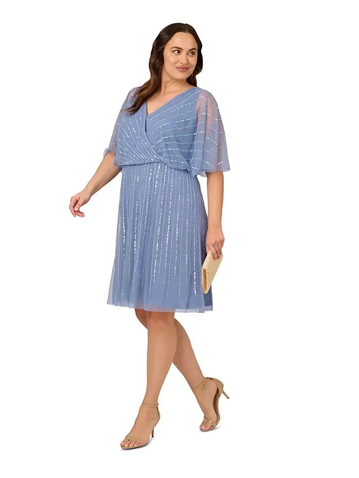 Платье короткое с запахом и бисером Plus Size Adrianna Papell — изображение 3 из 5, синий