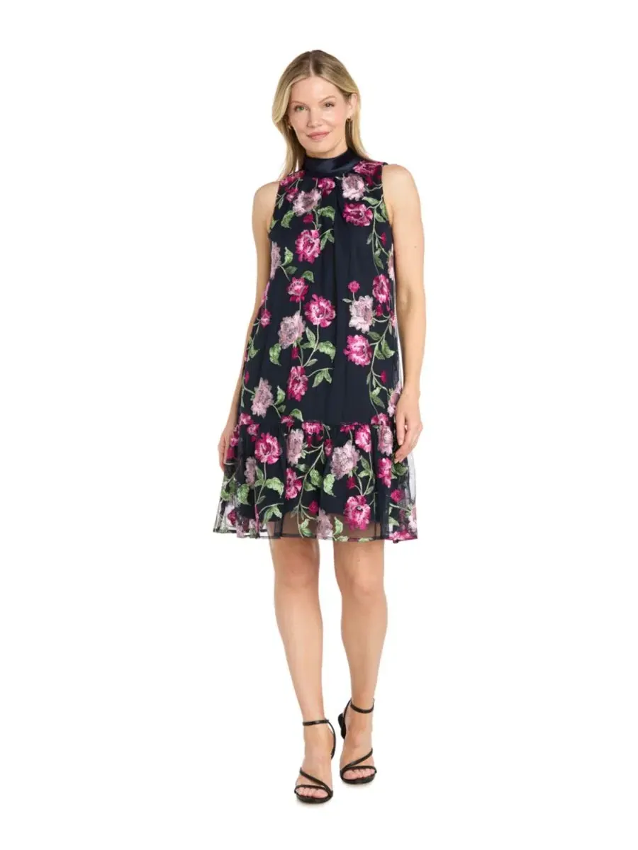 Платье-трапеция с вышивкой и сеткой на шее, модель Embroidered Mesh Trapeze Halter Neck Dress R & M — изображение 1 из 3