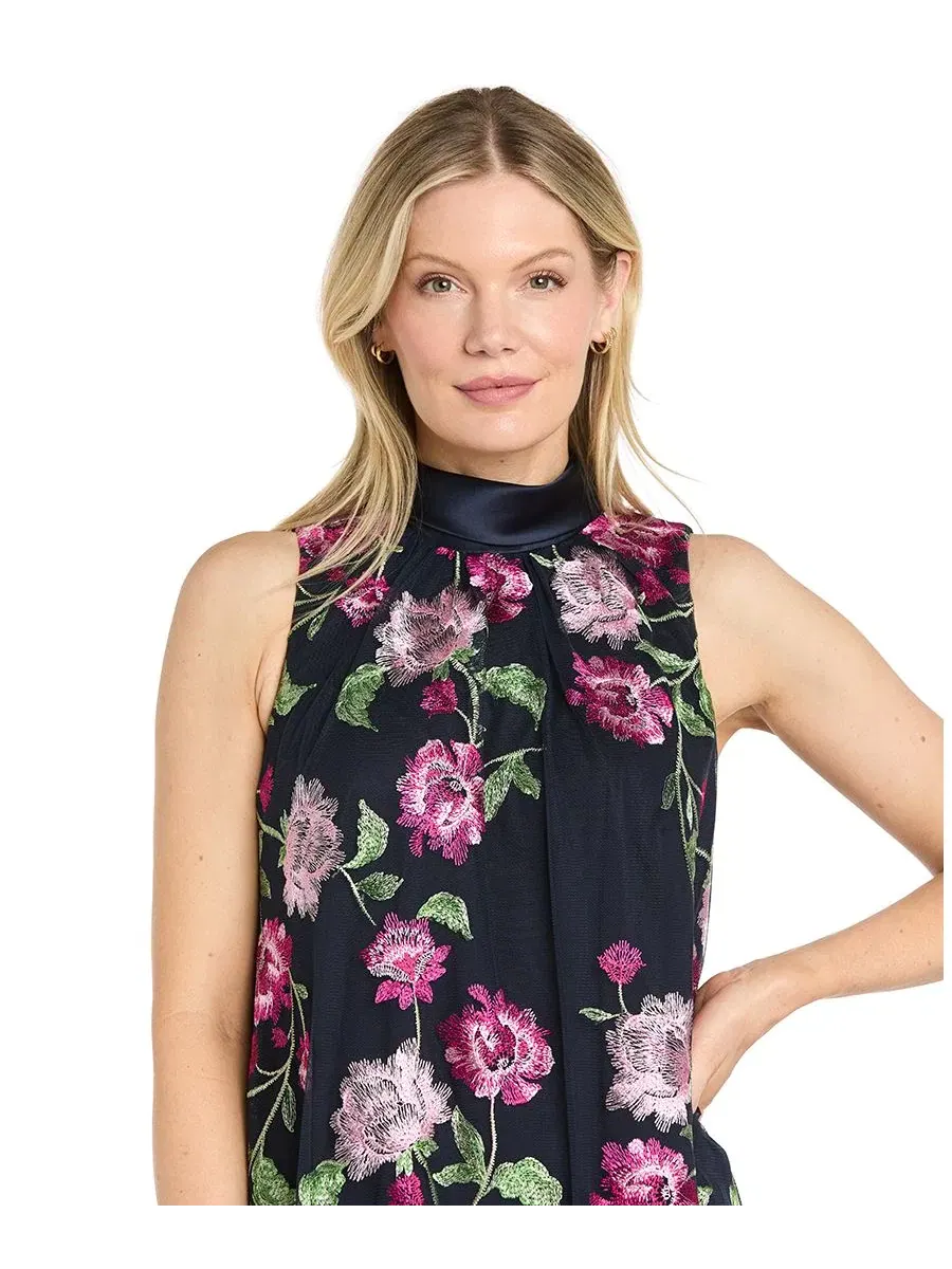 Платье-трапеция с вышивкой и сеткой на шее, модель Embroidered Mesh Trapeze Halter Neck Dress R & M — изображение 2 из 3
