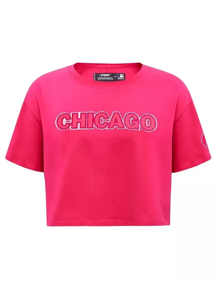Женская розовая футболка Chicago Cubs Triple Pink с укороченным принтом Pro Standard — изображение 2 из 4