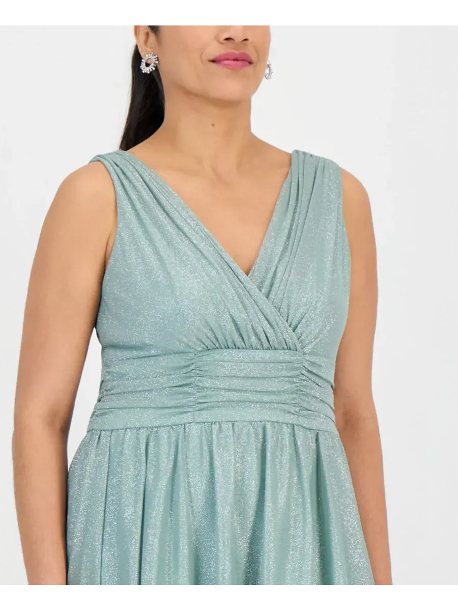 Платье-футляр без рукавов с запахом, модель Petite Surplice-Neck Sleeveless Shimmer Dress Connected — изображение 2 из 5
