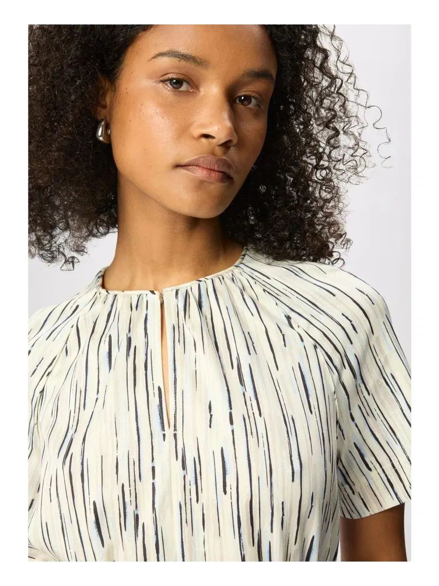 Платье-трапеция с абстрактной полосой и коротким рукавом, модель Abstract Stripe Dress Whistles — изображение 4 из 5