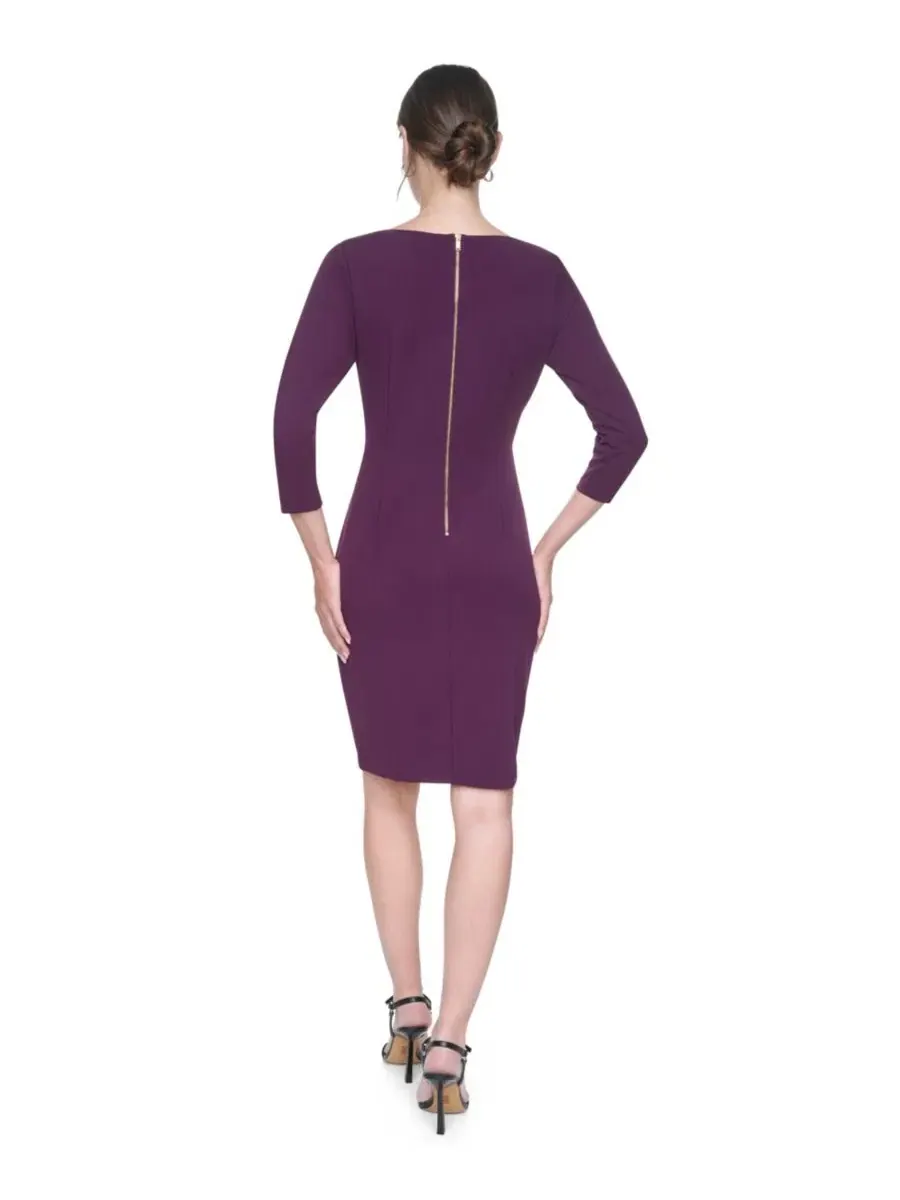 Платье-футляр с драпировкой и лодочкой, 3/4 рукав DKNY — изображение 5 из 5, изюмный фиолетовый