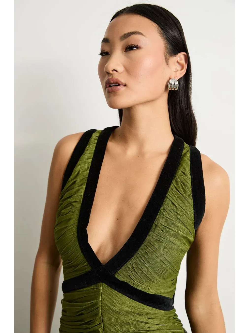 Платье макси с V-образным вырезом и бархатной отделкой Warehouse — изображение 4 из 8, зеленый