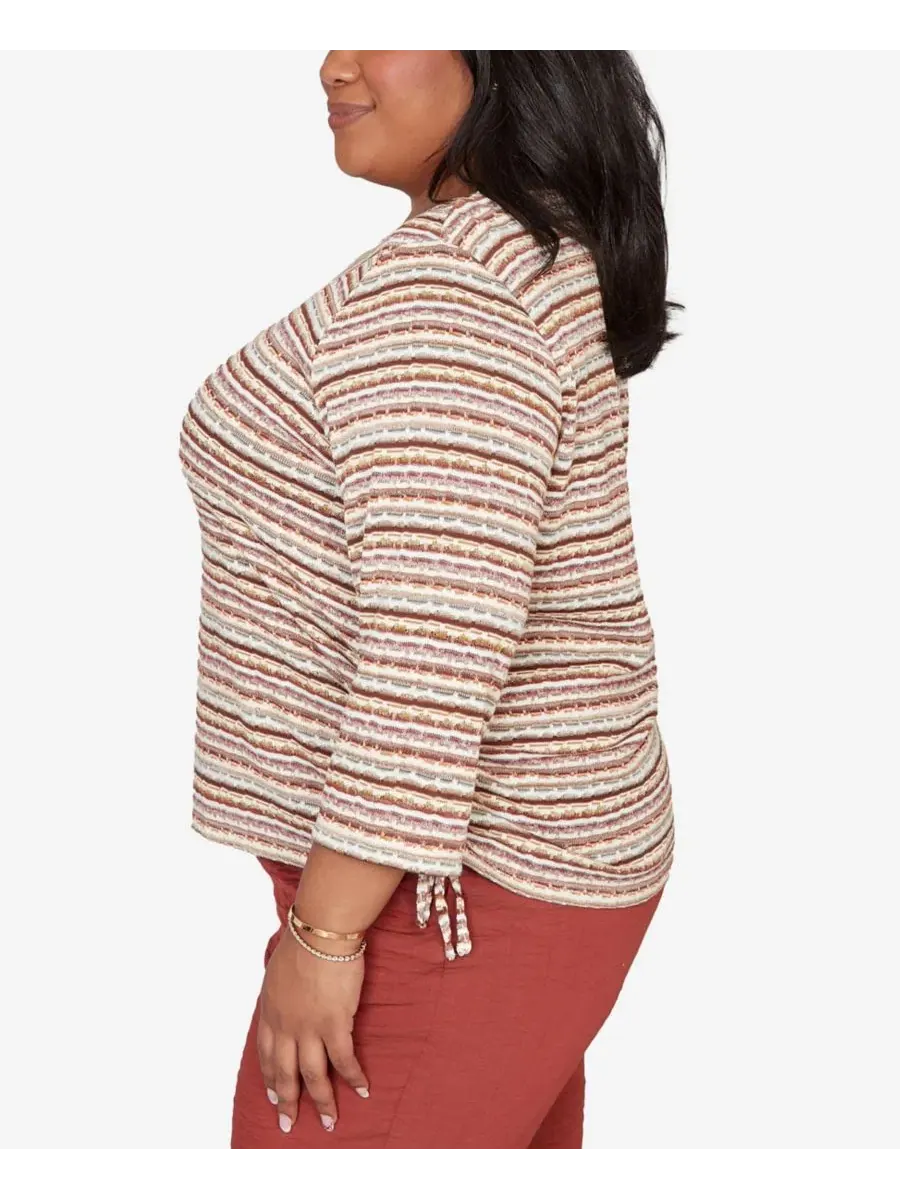 Топ с текстурным рисунком и завязкой Spliced Textured Stripe Ruched Tie Alfred Dunner — изображение 3 из 5, коричневый мульти