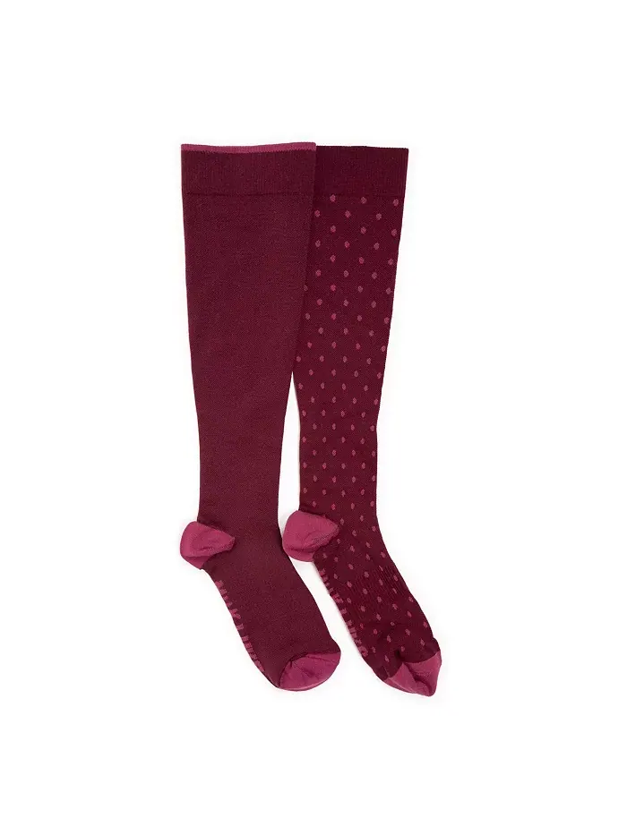 Женские нейлоновые компрессионные гольфы, 2 пары, одни широкие Muk Luks — изображение 2 из 2, красный