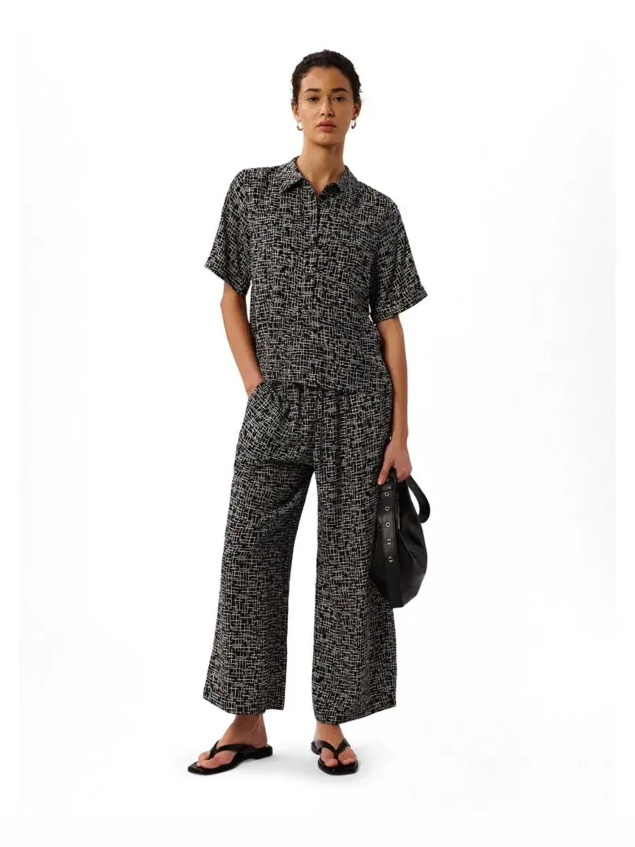 Штаны женские широкие с принтом, модель Woven Grid Crop Wide-Leg Trouser Whistles — изображение 3 из 6, черный/мульти