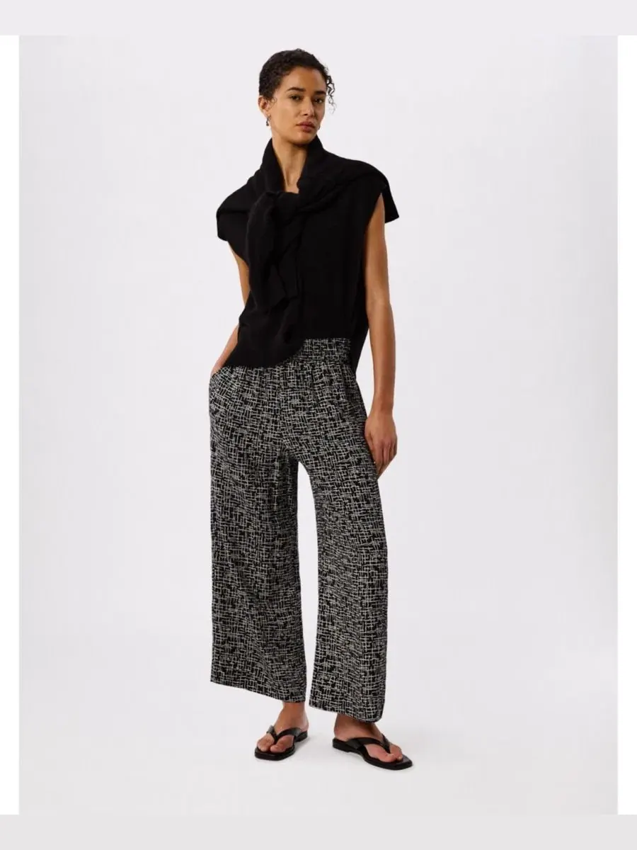 Штаны женские широкие с принтом, модель Woven Grid Crop Wide-Leg Trouser Whistles — изображение 4 из 6, черный/мульти