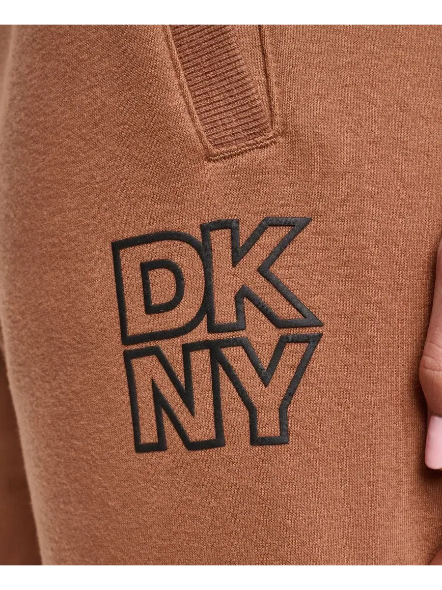 Спортивные брюки-джоггеры с высокой посадкой и принтом Stacked Puff Outline Animal DKNY Sport — изображение 4 из 5, карамель