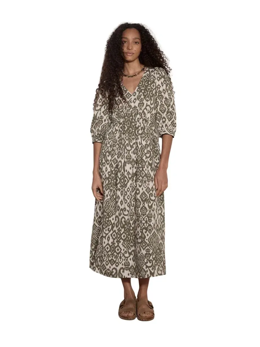 Платье миди с принтом икат, модель Tapestry Ikat Midi V-Neck 3/4 Sleeve Dress Apricot — изображение 1 из 4, хаки