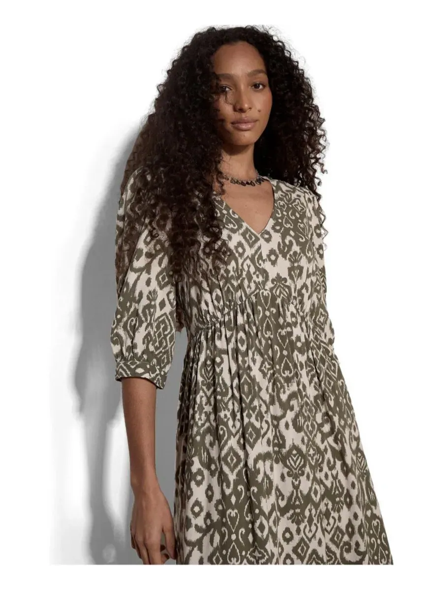 Платье миди с принтом икат, модель Tapestry Ikat Midi V-Neck 3/4 Sleeve Dress Apricot — изображение 2 из 4, хаки