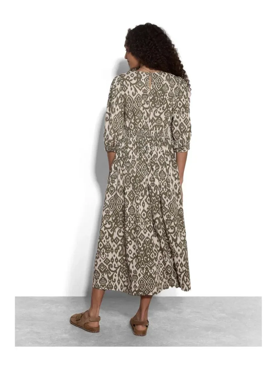 Платье миди с принтом икат, модель Tapestry Ikat Midi V-Neck 3/4 Sleeve Dress Apricot — изображение 3 из 4, хаки