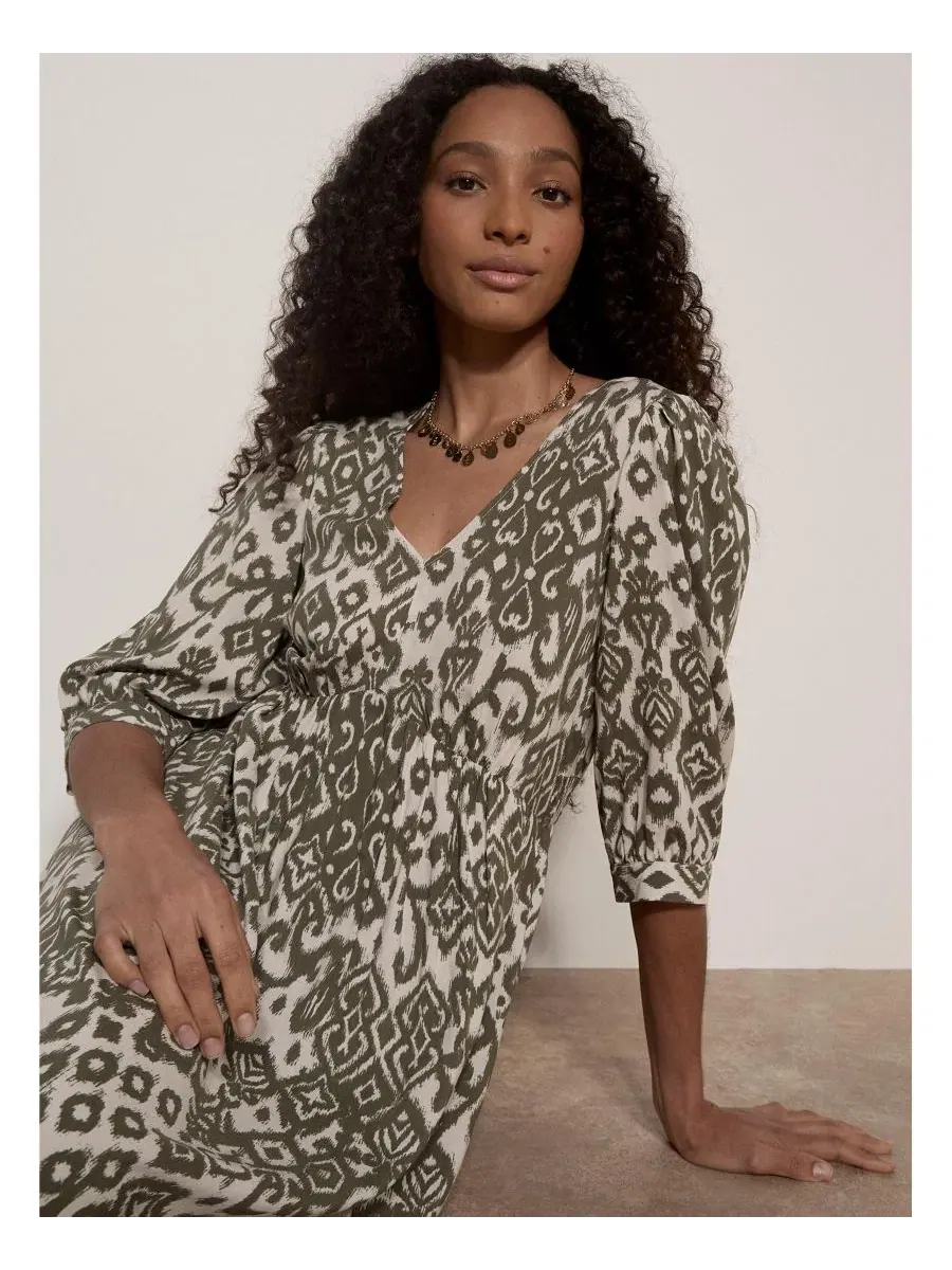 Платье миди с принтом икат, модель Tapestry Ikat Midi V-Neck 3/4 Sleeve Dress Apricot — изображение 4 из 4, хаки