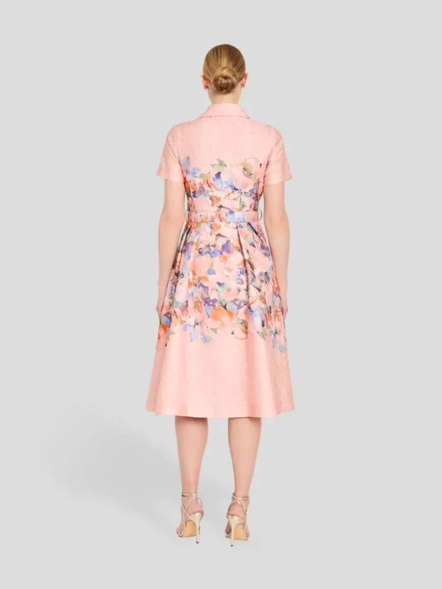 Женское миди-платье с короткими рукавами, цветочным принтом и поясом Tahari Asl, абрикосовый — изображение 5 из 5