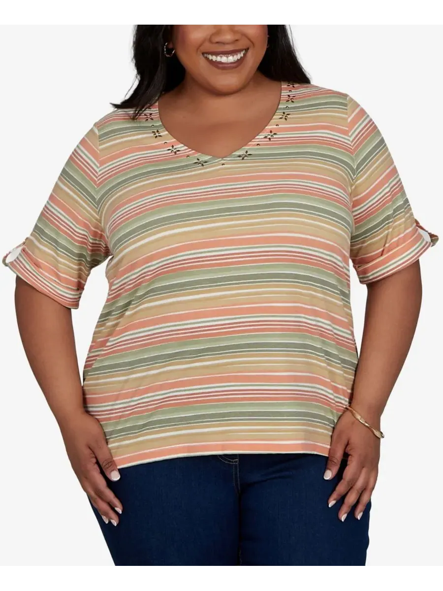Топ с V-образным вырезом и принтом Plus Size Printed Short-Sleeve Top HEARTS OF PALM
