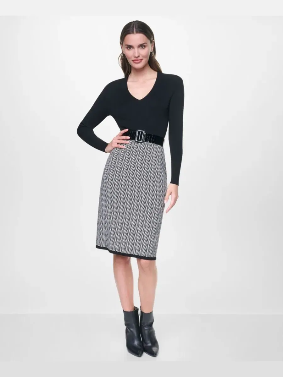 Платье-свитер с V-образным вырезом и поясом DKNY — изображение 1 из 5, черный