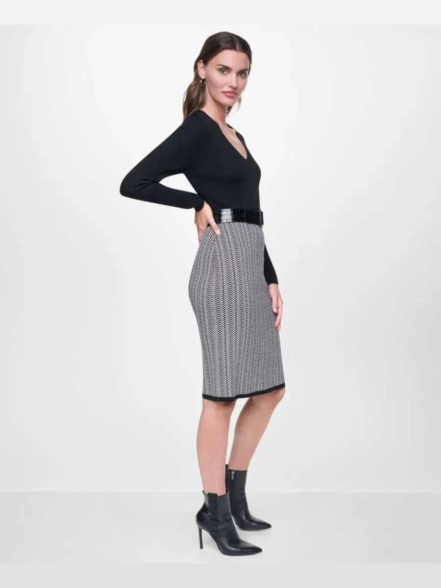 Платье-свитер с V-образным вырезом и поясом DKNY — изображение 3 из 5, черный