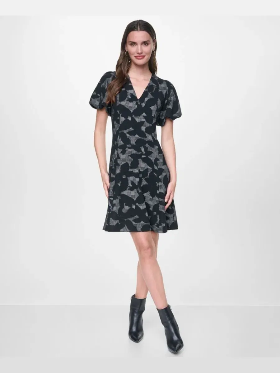 Платье-трапеция с коротким рукавом-фонарик DKNY — изображение 1 из 5, черный