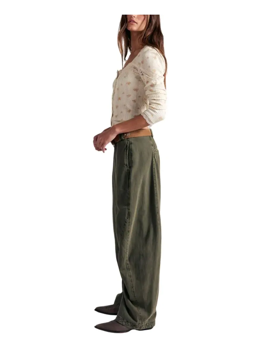 Женские брюки чинос с бочкообразным кроем Spotlight Mid-Rise Barrel Chino Free People — изображение 3 из 6, оливковый