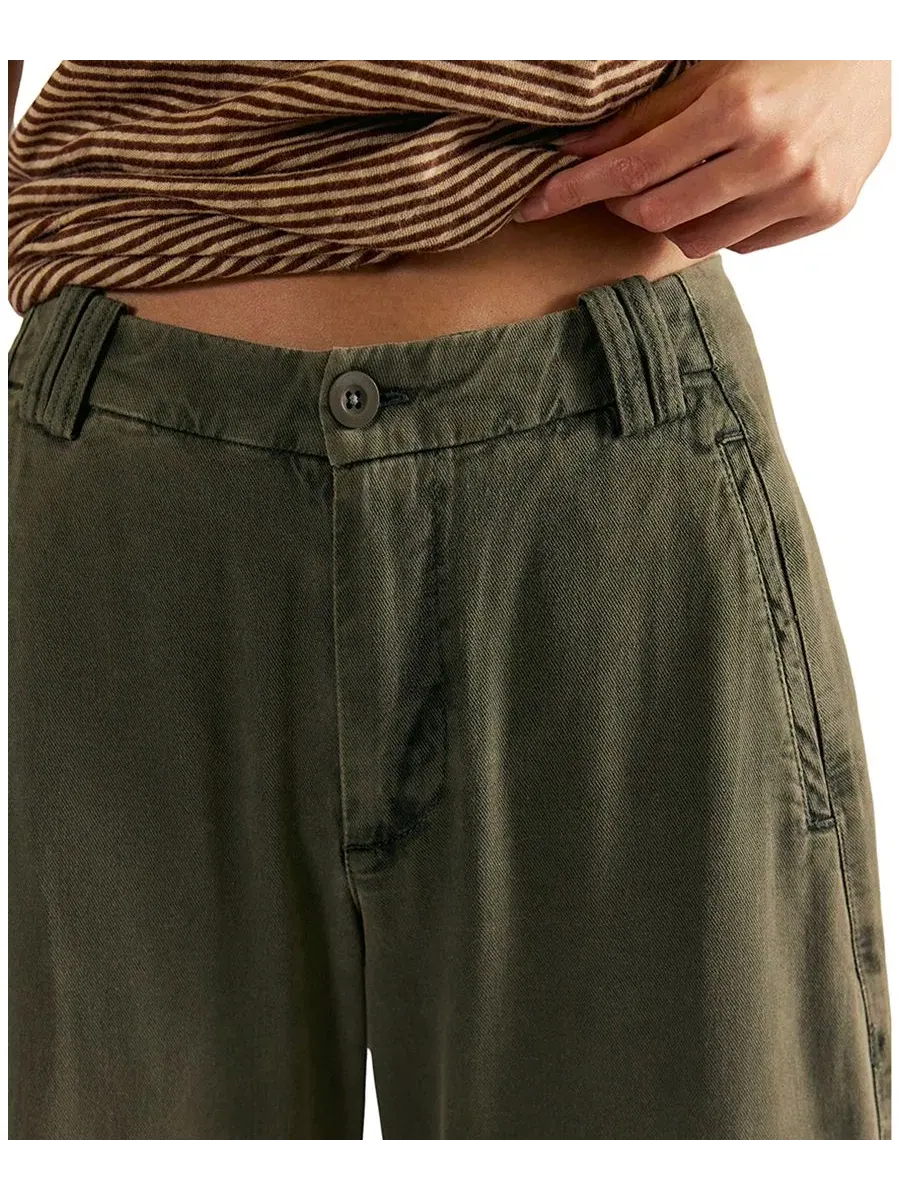 Женские брюки чинос с бочкообразным кроем Spotlight Mid-Rise Barrel Chino Free People — изображение 4 из 6, оливковый