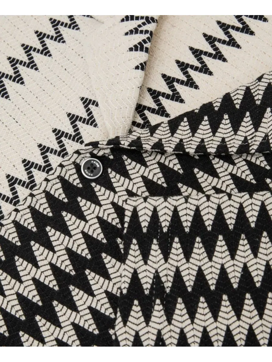Рубашка с кубинским воротником и зигзаг-крючком, модель Dain Zig Zag Crochet Cuban REISS — изображение 3 из 5, белый черный