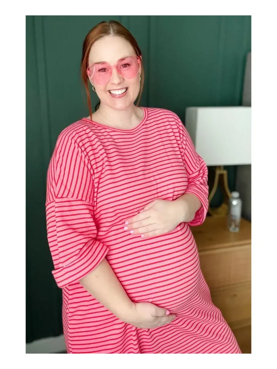 Макси-платье для беременных с полосками, без рукавов, Striped Terry Maternity Maxi Dress Pinkblush — изображение 2 из 5