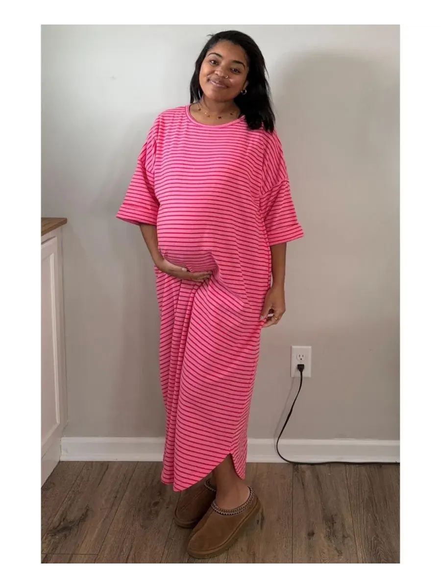 Макси-платье для беременных с полосками, без рукавов, Striped Terry Maternity Maxi Dress Pinkblush — изображение 4 из 5
