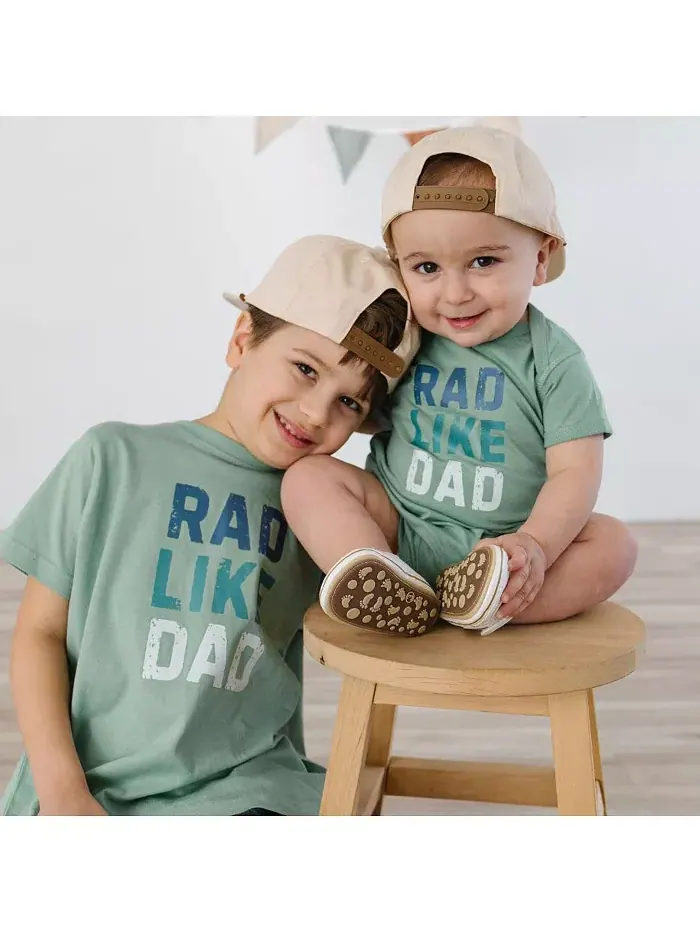 Футболка с коротким рукавом для мальчиков Rad Like Dad Sweet Wink — изображение 5 из 7, шалфейный