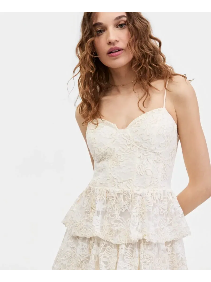 Платье мини с кружевными ярусами Sweetheart Neck Tiered-Lace Mini Dress SENI & CADE — изображение 4 из 6, белый