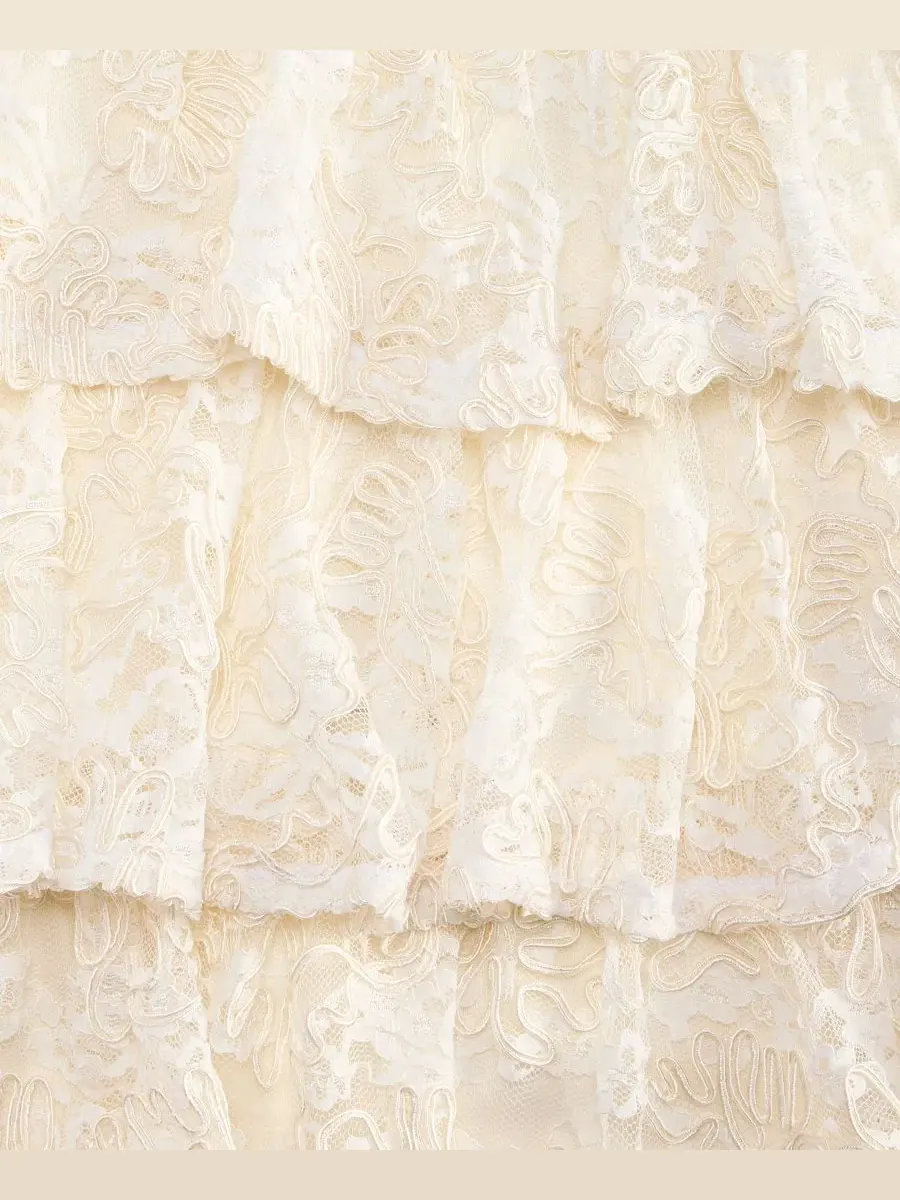 Платье мини с кружевными ярусами Sweetheart Neck Tiered-Lace Mini Dress SENI & CADE — изображение 5 из 6, белый