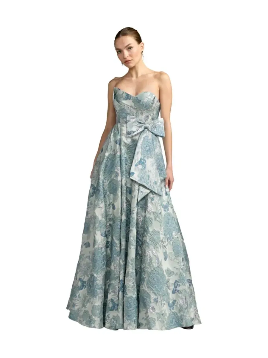 Бальное платье без бретелек с цветочным жаккардом, модель Floral Brocade Strapless Ballgown With — изображение 1 из 3