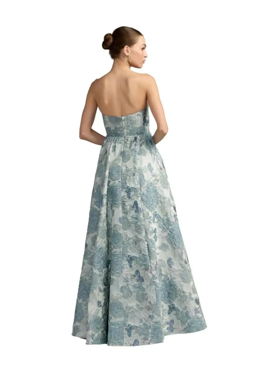 Бальное платье без бретелек с цветочным жаккардом, модель Floral Brocade Strapless Ballgown With — изображение 2 из 3