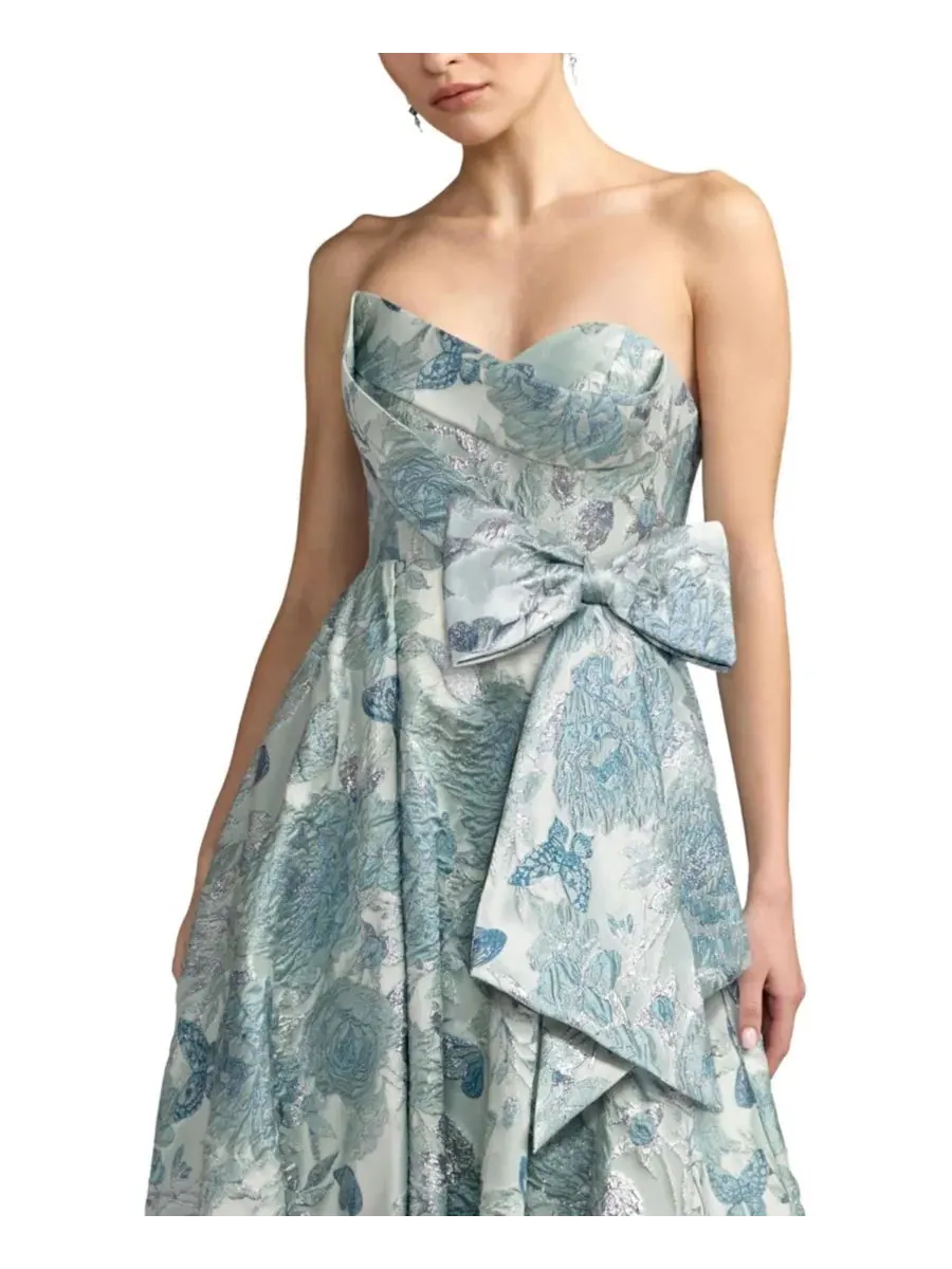 Бальное платье без бретелек с цветочным жаккардом, модель Floral Brocade Strapless Ballgown With — изображение 3 из 3