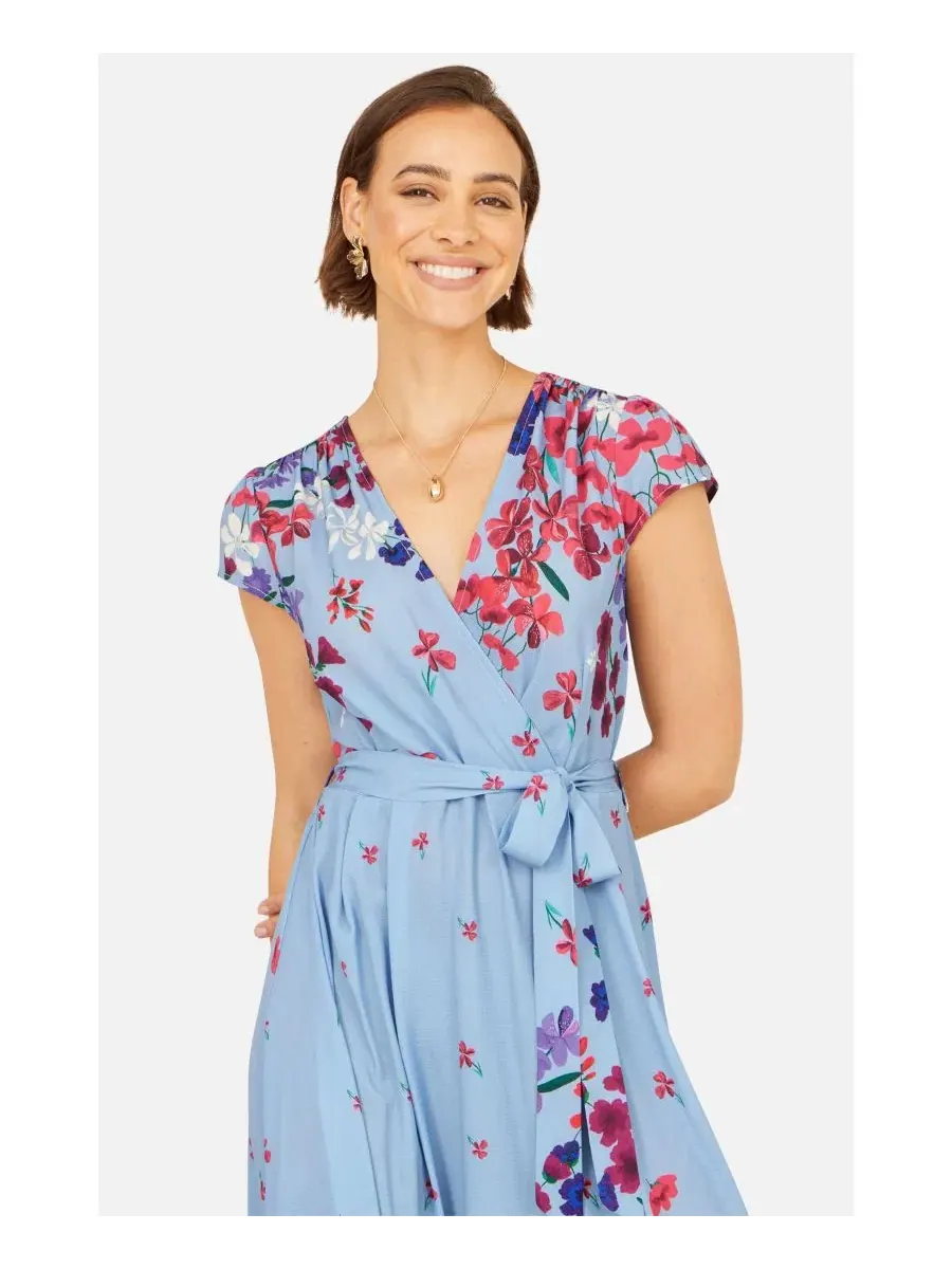 Платье-миди с запахом и принтом Floral Mirror Dip Hem Yumi — изображение 4 из 4, синий