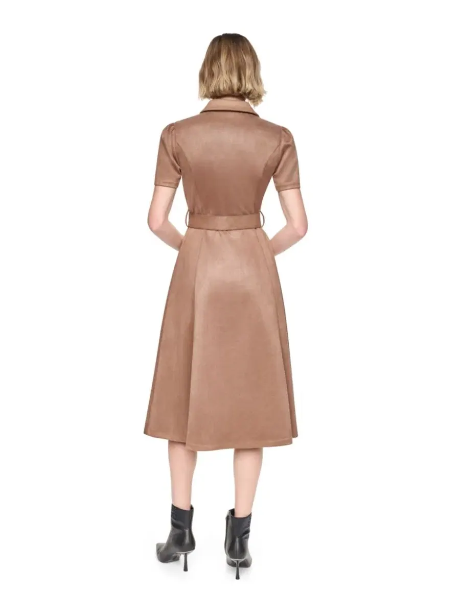 Платье-рубашка миди с коротким рукавом, модель A-Line DKNY — изображение 6 из 6, коричневый