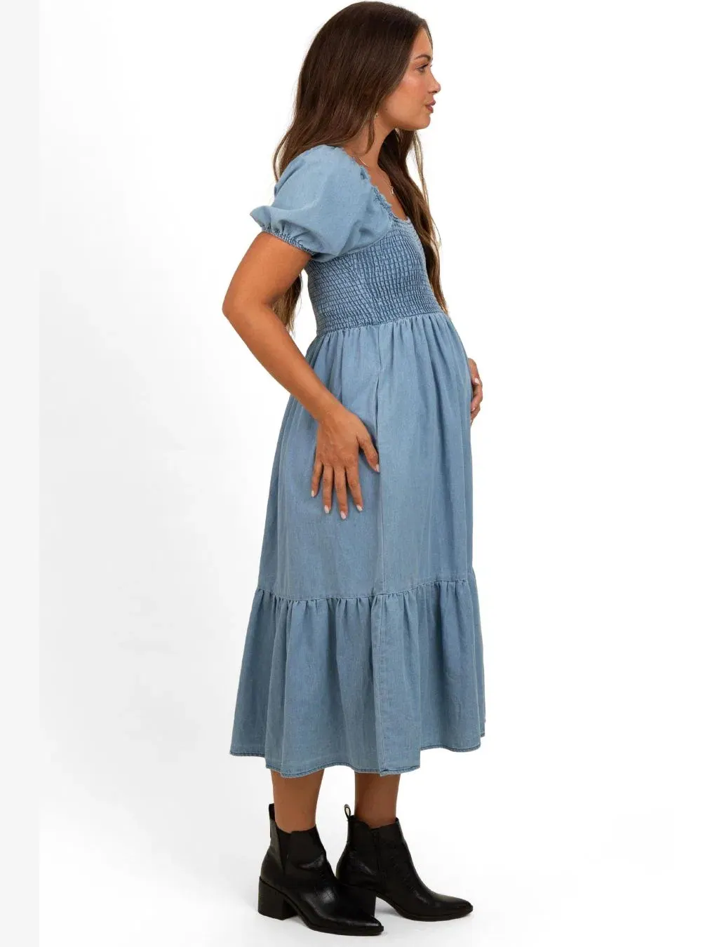 Платье миди на запах с рюшами, модель Vintage Wash Chambray Pinkblush — изображение 2 из 4, светлый синий