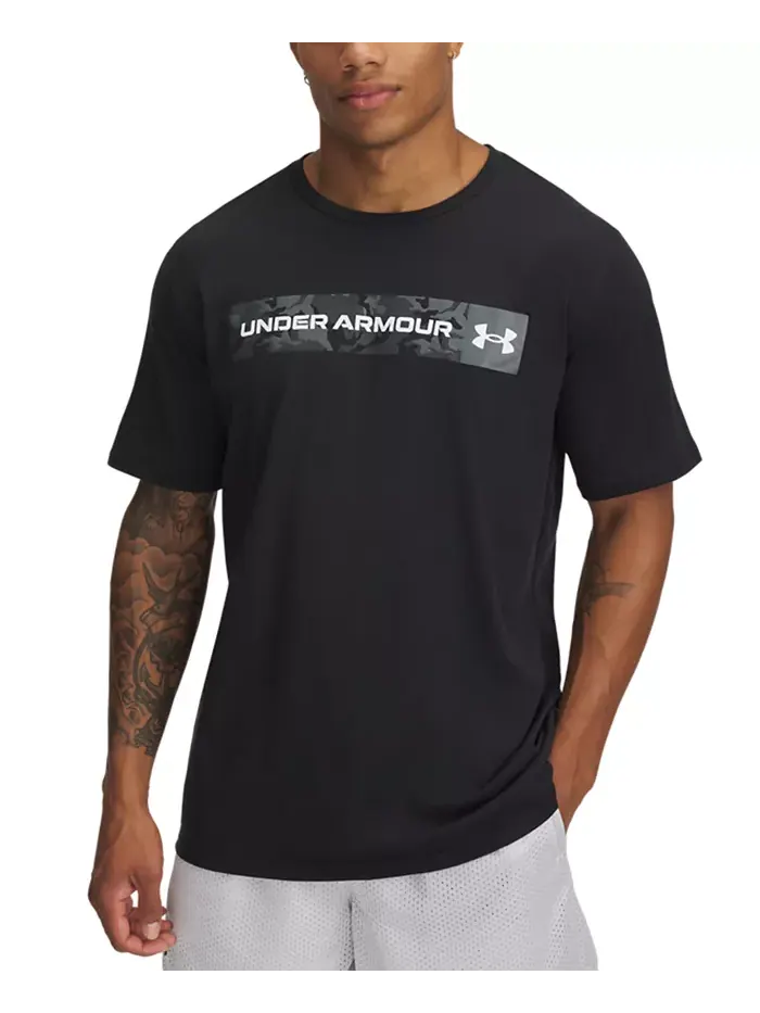 Мужская футболка с камуфляжными вставками и логотипом Graphic Under Armour — изображение 1 из 2, черный/зеленый/белый